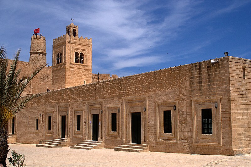 Große Moschee von Monastir mit Steinmauern und Seitenarkaden – religiöses Wahrzeichen der Küstenstadt