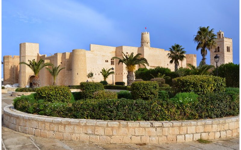 Museum Monastir mit regionalen Trachten, Musikinstrumenten und Alltagsgegenständen – Einblick in das lokale Kulturerbe