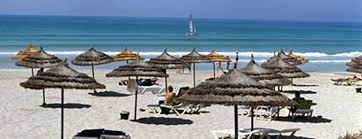 Strand Skanès in Monastir mit feinem Sand und türkisfarbenem Meer – beliebter Badeort mit Hotels und familienfreundlicher Atmosphäre