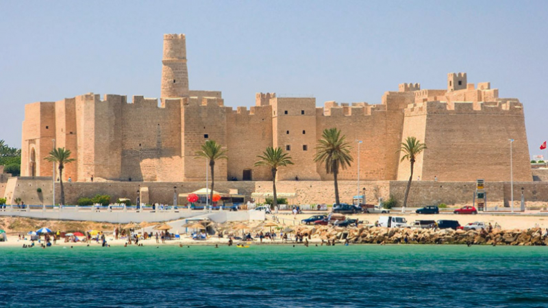 Ribat von Monastir, Festung aus dem 8. Jahrhundert am Meer, historisches Wahrzeichen mit Türmen und Innenhöfen